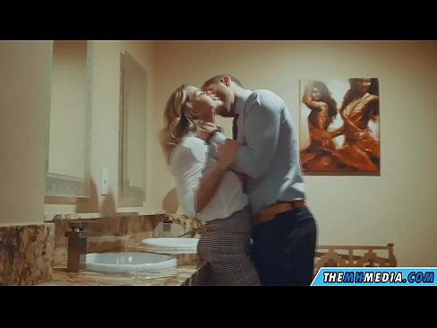 ❤️ وقتی یک بلوند بی تنه شما را در یک دستشویی عمومی اغوا می کند ️ پورن با کیفیت در ما ❌❤